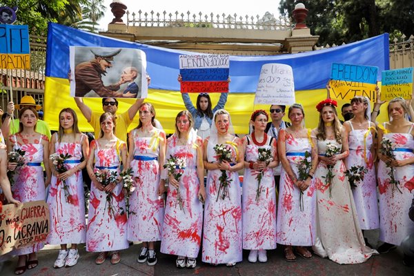 Украински жени, облечени като булки, протестират пред руското посолство в Мексико.
СНИМКИ: РОЙТЕРС