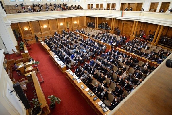 ГЕРБ и ДПС опитаха да провалят кворума в парламента