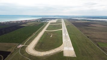 Власт и бизнес в 13 общини гневни - Бургас можело да е без летище 6 месеца