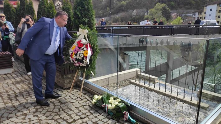 Кметът на Свищов Генчо Генчев поднася цветя на монумента в Биело поле