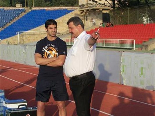 Собственикът на “Левски” Тодор Батков разговаря с новия спортен директор Георги Иванов-Гонзо на стадиона “Тофик Бахрамов” в Баку.