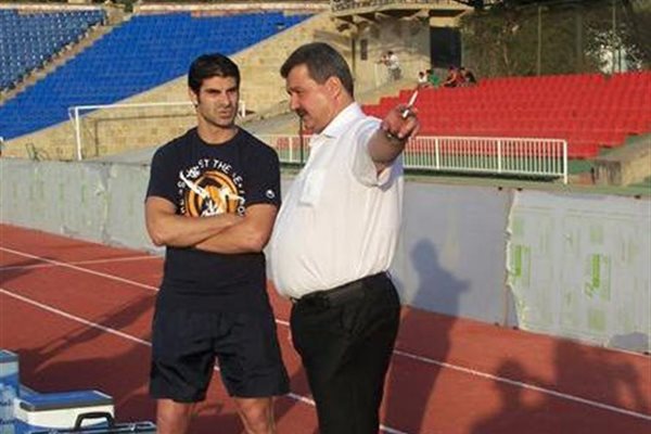 Собственикът на “Левски” Тодор Батков разговаря с новия спортен директор Георги Иванов-Гонзо на стадиона “Тофик Бахрамов” в Баку.