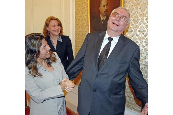 Проф. Любен Корнезов, председател на групата за приятелство с Куба в българския парламент, се ръкува топло с Кения Серано.
СНИМКА: РУМЯНА ТОНЕВА