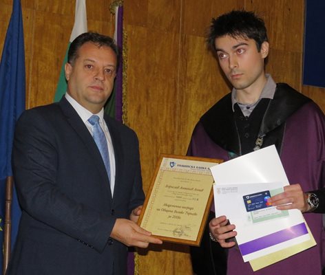 Даниел Панов връчва Академичната награда на Велико Търново на Борислав Анчев