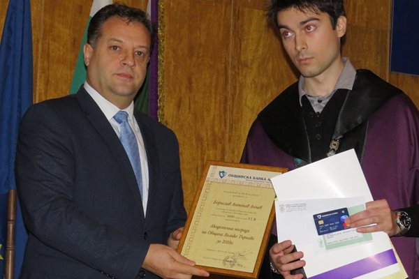 Даниел Панов връчва Академичната награда на Велико Търново на Борислав Анчев