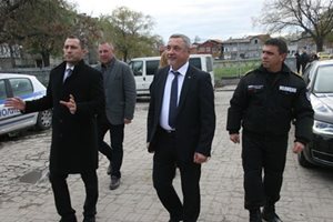 Режат лентата на полицейската приемна в пловдивската Шекер махала