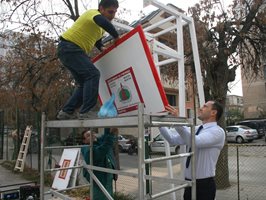 Ральо Ралев хвърли сакото и се впусна да монтира баскетболен кош. Снимки: Евгени Цветков