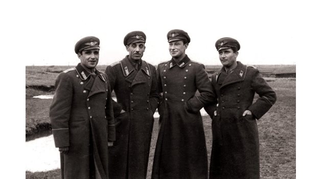 Димитър Списаравски с другари. Въздушният таран е третият от ляво на дясно.