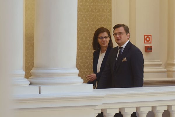 Външната министърка Теодора Генчовска и украинският и? колега пристигнаха заедно в парламента.

СНИМКА: ВЕЛИСЛАВ НИКОЛОВ