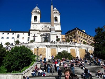 Испанско стълбище пред църквата "Тринита дей монти" в Рим