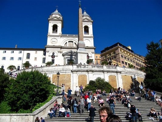 Испанско стълбище пред църквата "Тринита дей монти" в Рим