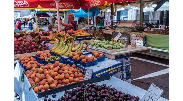 Пазарът в Загреб в навечерието на въвеждането на еврото. Дори след влизането на страната в еврозоната цените на основните храни там остават по-ниски от тези в България.