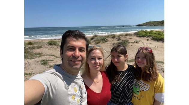 Кирил Петков със семейството си на плаж Корал
СНИМКА: Facebook/Kiril Petkov