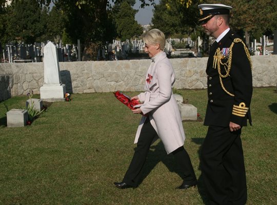 Посланик Ема Хопкинс поднесе цветя на британските гробища в Пловдив