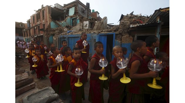 Деца носят свещи, запалени в памет на над 8000 души, загубили живота си след мощния трус в Непал през пролетта на 2015 г.