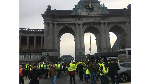 Стотици с жълти жилетки изпълниха пространството в сърцето на белгийската столица.