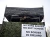 Демонстранти издигнаха бутафорен граничен пункт на границата с Ирландия