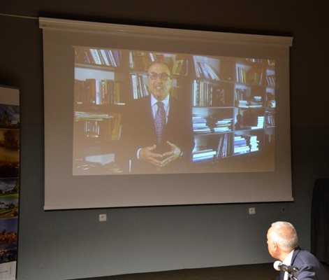 Президентът 1997-2002 Петър Стоянов направи видеообръщение към присъстващите. СНИМКА: ЙОРДАН СИМЕОНОВ