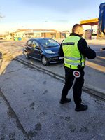 Полицейски служители извършват проверки в Пазарджишко