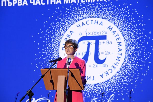 Директорката Мария Бозаджийска изказа специална благодарност  на Антония Влъчкова, която преди 2 години й е поверила ръководството на училището.