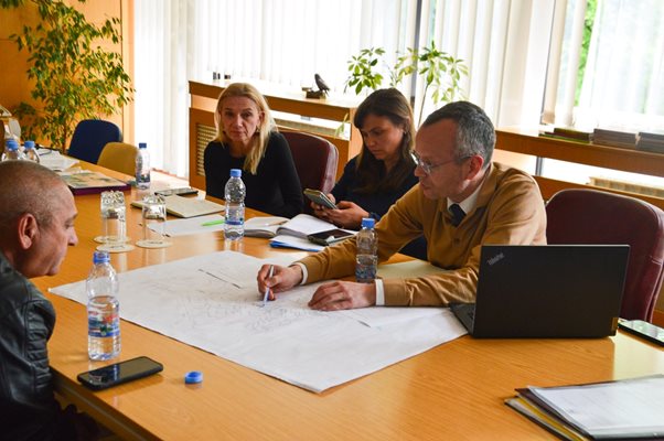 Кметът Методи Байкушев обсъди с представители на строителната фирма графика за ремонта на уличната мрежа и предложи дупките да бъдат запълвани по нов, по-устойчив начин.
