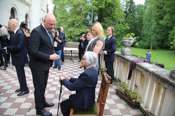 Посрещат тленните останки на цар Фердинанд I в двореца "Врана" СНИМКА: Юлиян Савчев