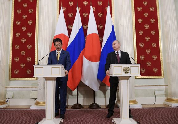 Владимир Путин и Шиндзо Абе Снимка: Ройтерс