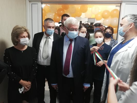 Здравният министър присъства на откриване на нов ядрено-магнитен резонанс в УМБАЛ" Св. Иван Рилски". СНИМКИ: Авторката