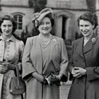 Кралицата майка Елизабет Боуз-Лайън заедно с дъщерите си Маргарет и кралица Елизабет II
