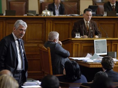 Вносителят на проекта за гражданската конфискация Красимир Велчев от ГЕРБ /вляво/, по време на дебатите в парламента.
СНИМКА:РУМЯНА ТОНЕВА