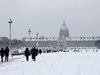 Парижани покараха ски и сноуборд в затрупаната със сняг френска столица (Видео)