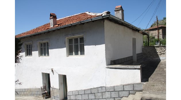 Къщата на семейство Димови в  село Борово се обитава само от 83-годишната Шинка.