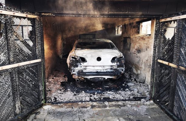 Изгорялата кола на Христо Гешов Снимки: Републиканци за България