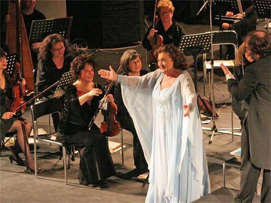 Анна Томова-Синтова бе посрещната с овации на концерта в Стара Загора.