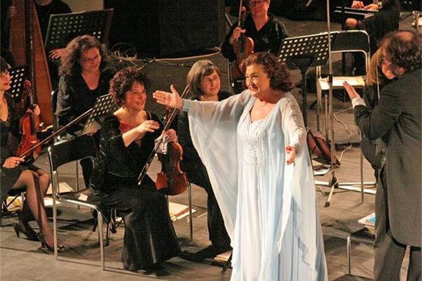 Анна Томова-Синтова бе посрещната с овации на концерта в Стара Загора.
