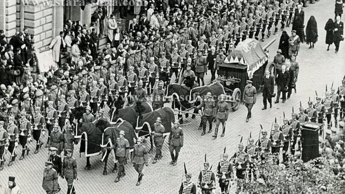 Погребението на цар Борис III събра стотици хиляди по улиците на София.