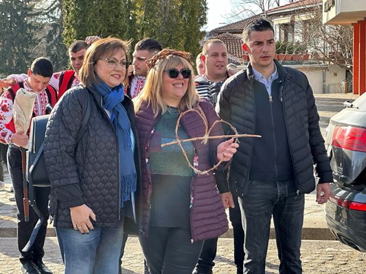 Лидерът на БСП Корнелия Нинова с председателката на Общинския съвет в Сопот Нели Пенева и кмета на града Станисилав Стоенчев.