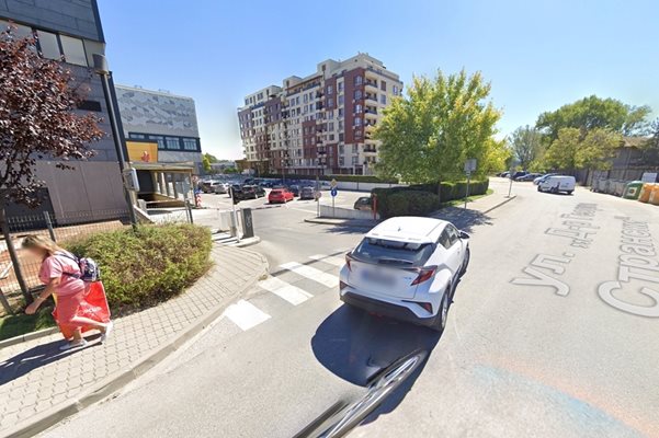 Колите ще минават през паркинга на мола. Снимка: Google Street View
