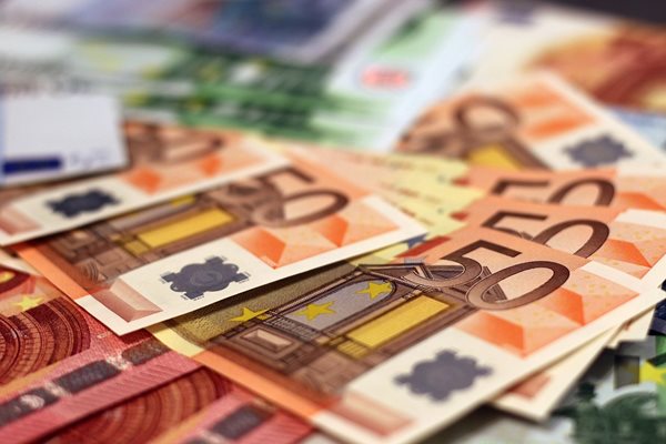 Курсът на еврото днес остана над прага от 1,07 долара. Снимка: Pixabay