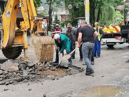 Кметът на Чепеларе Боран Хаджиев е сред първите, който започна да копае в авариралия участък.