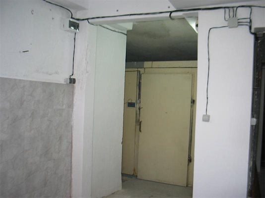 Помещението, в което е разположена хладилната камера (в дъното) на частната морга във Видин. 