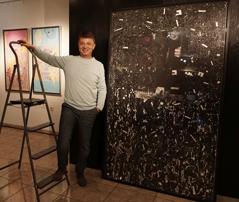 Людмил Георгиев, докато аранжира изложбата “Живопис и графика”.