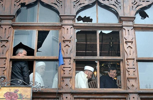 Две седмици след погрома Джумая джамия беше посетена от тогавашния външен министър на Турция Ахмет Джавутоглу.