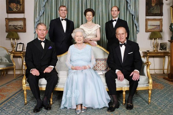 За 60-ата година от брака си с принц Филип кралица Елизабет II направи семеен портрет с четирите си деца. СНИМКИ: Ройтерс