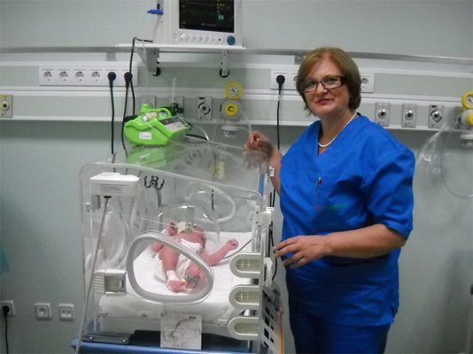 Д-р Росманова се грижи за новородените бебета в болница 