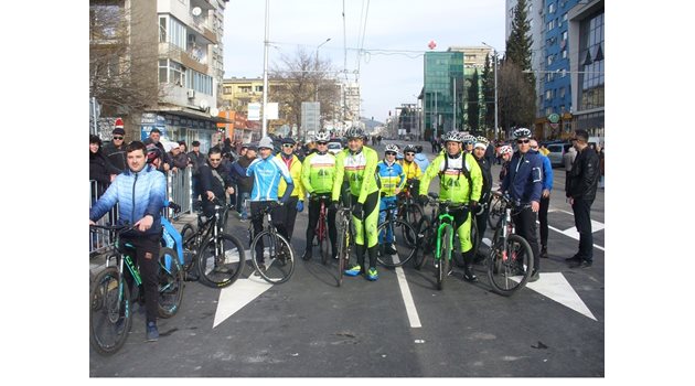 Първи по обновления надлез премиха група колоездачи, едва дочакали хората да се оттеглят и полицията да пусне движението.