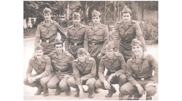 Снимка от годините във военното училище в Шумен. Маргарит е вторият отляво на първия ред. 
СНИМКИ: СЕМЕЕН АРХИВ И ПАРСЕХ ШУБАРАЛЯН
