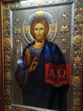 Иконата на Христос, обсипана със злато, сребро и камъни, е поставена в притвора на централната църква