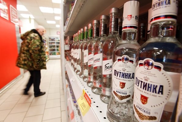 Купувач в руски магазин за алкохол разглежда рафтовете с водка.
СНИМКА: РОЙТЕРС