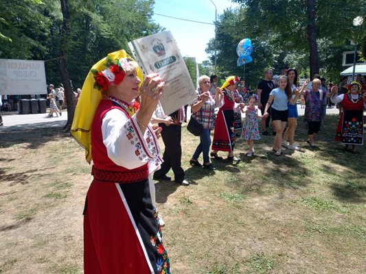 Изпълнители и гости се хванаха на Дунавско хоро.